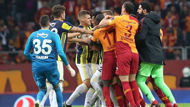 Còn trận đấu giữa Derby Istanbul như một cuộc chiến thực sự Còn trận đấu giữa Derby Istanbul như một cuộc chiến thực sự