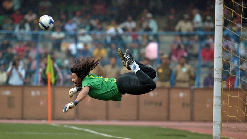 Thủ thành cực dị Rene Higuita thực sự là một cái tên rất đặc biệt của bóng đá