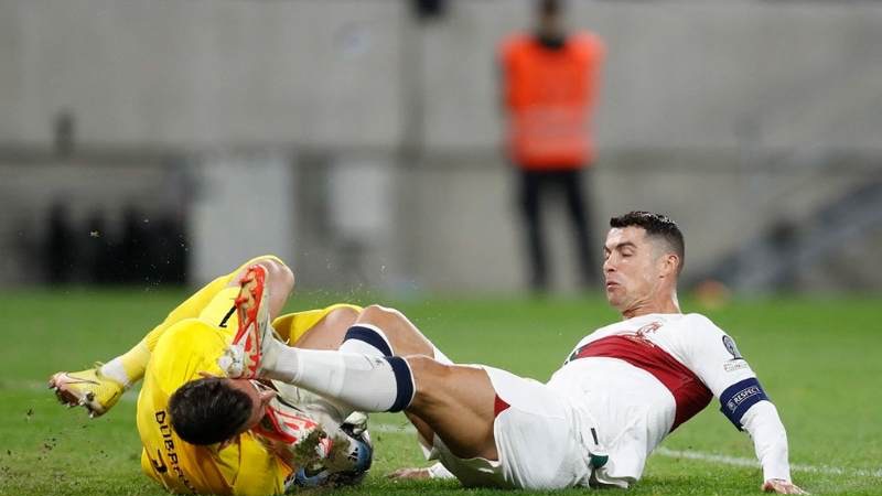 Rất nhiều trường hợp có thể khiến cầu thủ bị treo giò trong bóng đá